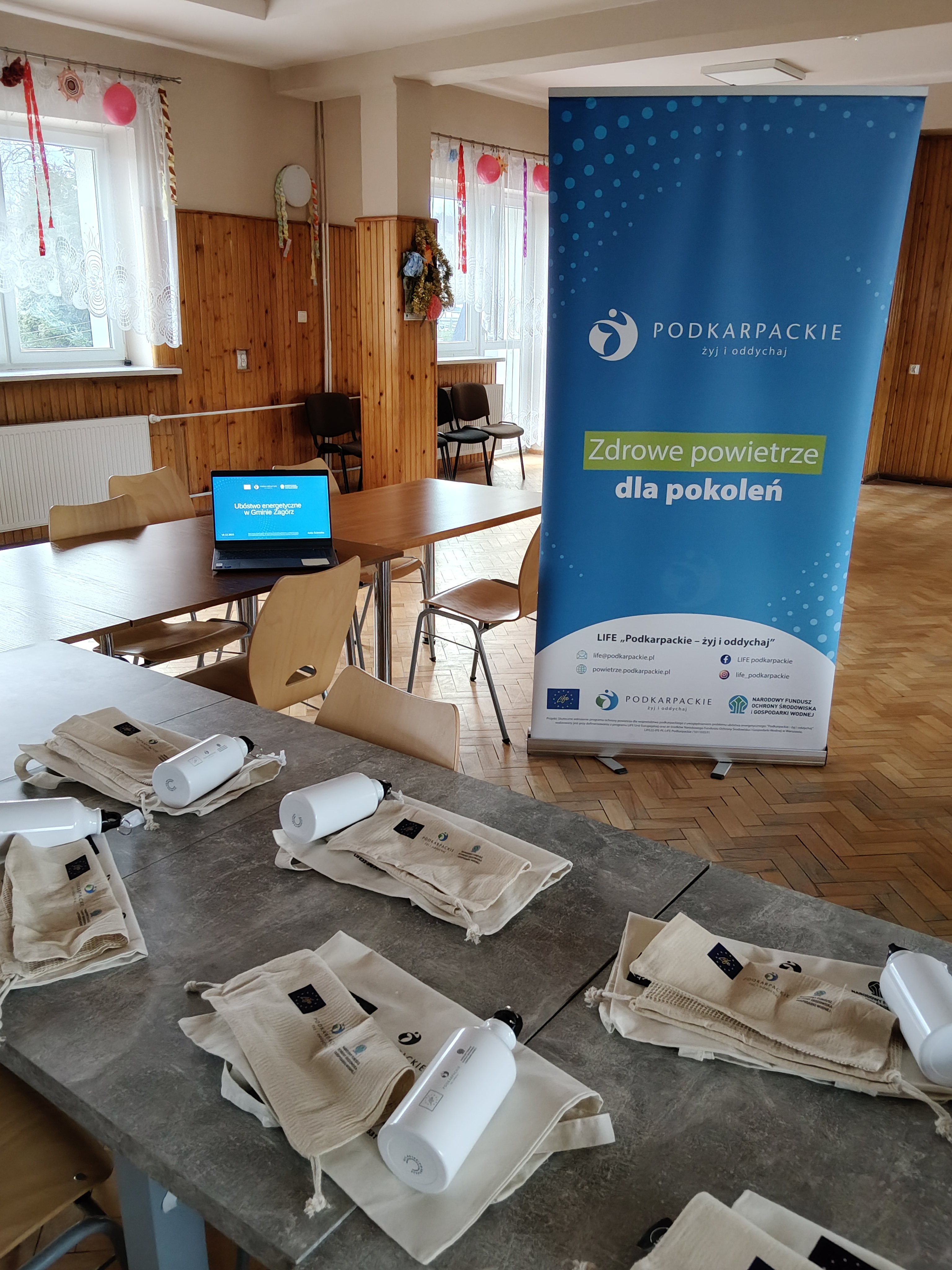 materiały promocyjne na stole